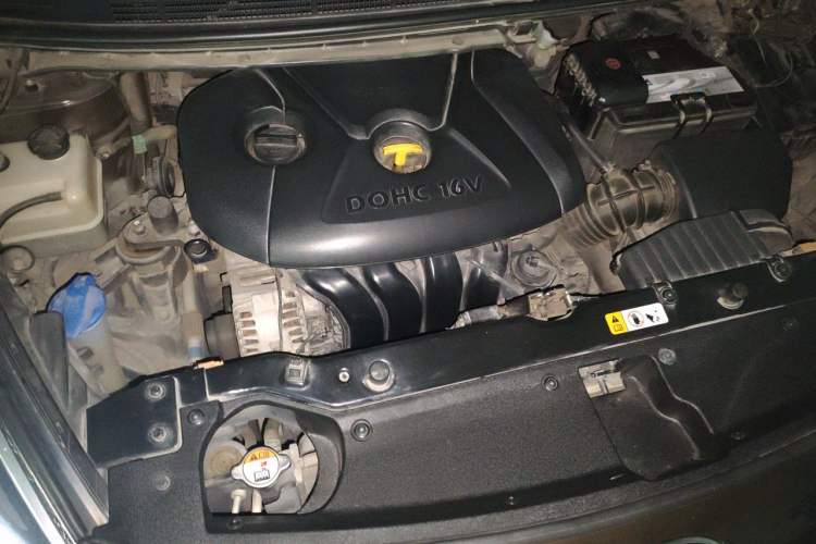 Used Kia Carens 2013 2.0L 7-Seater Automatic Luxury Version China IV Standard Engine Bay