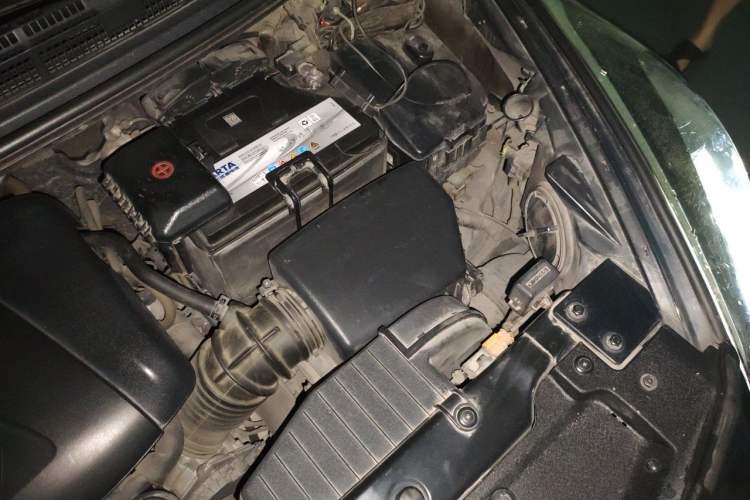 Used Kia Carens 2013 2.0L 7-Seater Automatic Luxury Version China IV Standard Engine Bay Left