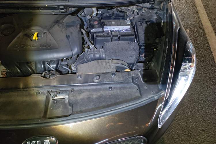 Used Kia Carens 2013 2.0L 7-Seater Automatic Standard Version China IV Standard Engine Bay Left