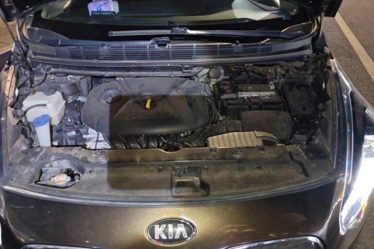 Used Kia Carens 2013 2.0L 7-Seater Automatic Standard Version China IV Standard Engine Bay