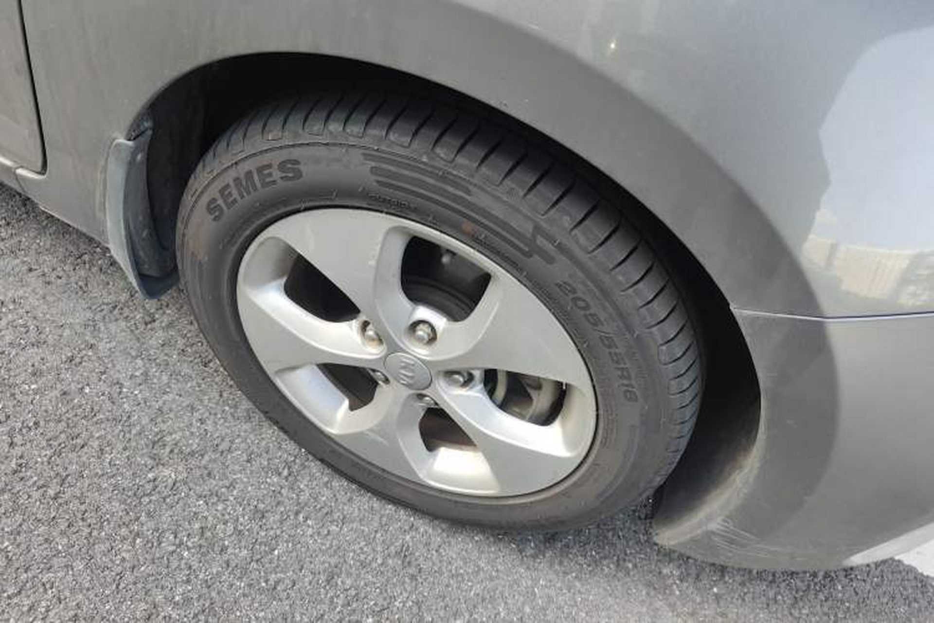 Used Kia Carens 2013 2.0L 7-Seater Automatic Comfort Edition China IV Standard Right Front Wheel Hub