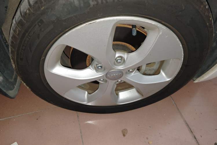 Used Kia Carens 2013 2.0L 7-Seater Automatic Comfort Edition China V Standard Right Front Wheel Hub