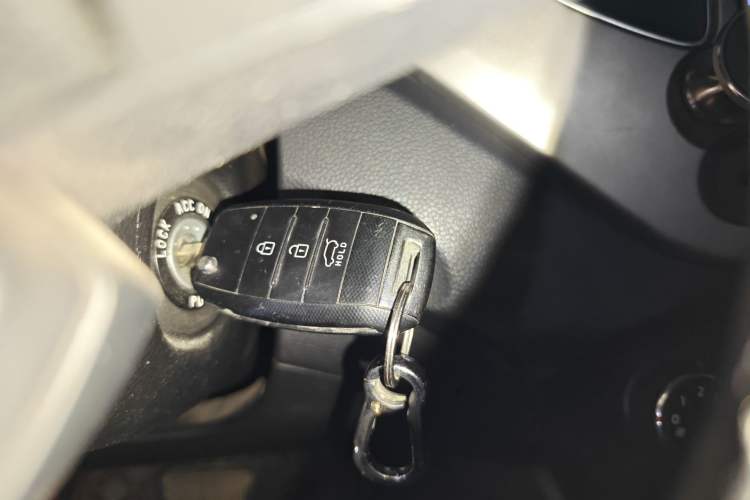 Used Kia Carens 2013 2.0L 7-Seater Automatic Standard Version China IV Standard Vehicle Key