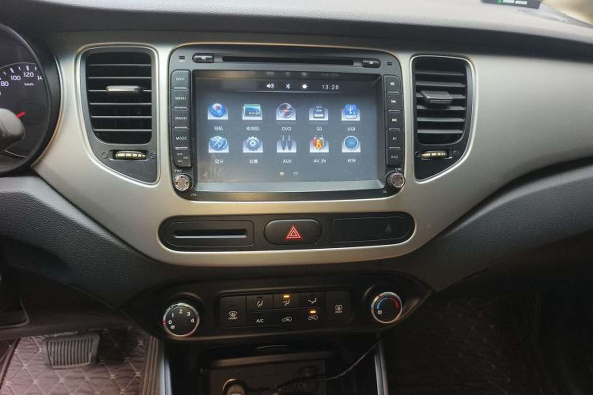 Used Kia Carens 2013 2.0L 7-Seater Automatic Standard Version China IV Standard Audio And AC Panel