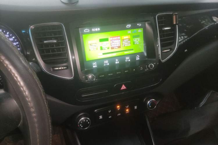 Used Kia Carens 2013 2.0L 7-Seater Automatic Comfort Edition China V Standard Audio And AC Panel