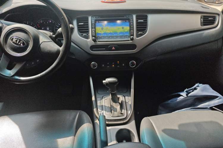 Used Kia Carens 2013 2.0L 7-Seater Automatic Standard Version China IV Standard Audio And AC Panel
