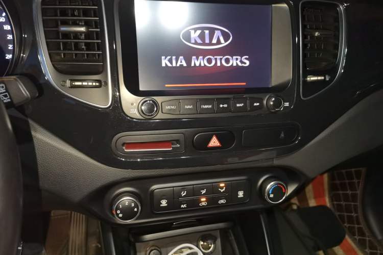 Used Kia Carens 2013 2.0L 5-Seater Automatic Comfort Version China IV Standard Audio And AC Panel