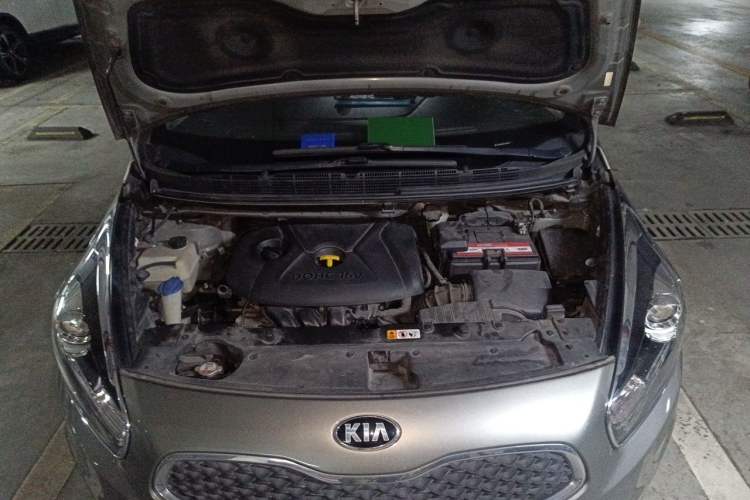 Used Kia Carens 2013 2.0L 7-Seater Automatic Comfort Edition China V Standard Engine Bay