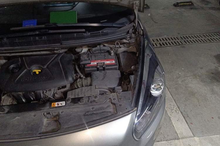 Used Kia Carens 2013 2.0L 7-Seater Automatic Comfort Edition China V Standard Engine Bay Left