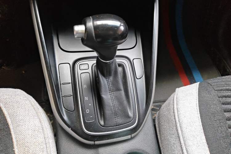 Used Kia Carens 2013 2.0L 7-Seater Automatic Standard Version China V Standard Gear Lever