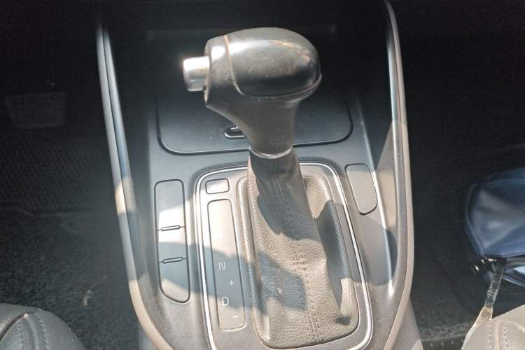 Used Kia Carens 2013 2.0L 7-Seater Automatic Standard Version China IV Standard Gear Lever