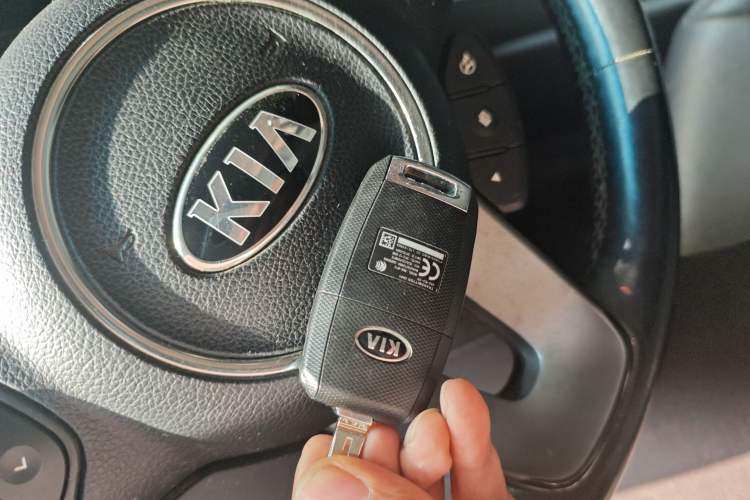 Used Kia Carens 2013 2.0L 7-Seater Automatic Standard Version China IV Standard Interior 1