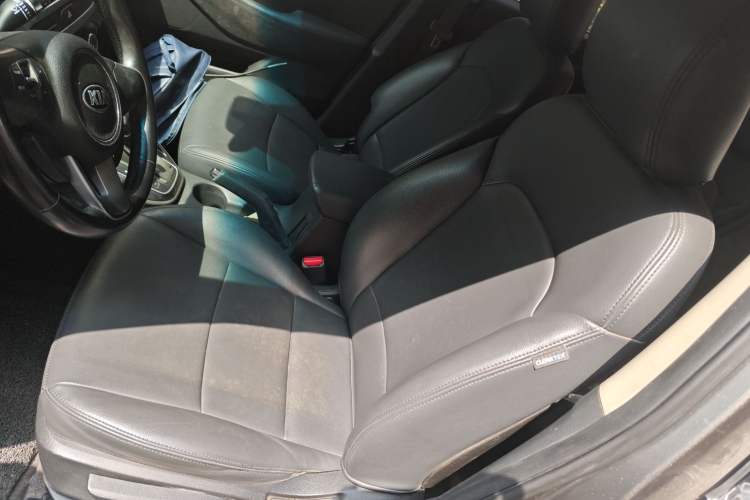 Used Kia Carens 2013 2.0L 7-Seater Automatic Standard Version China IV Standard Left Front Seat