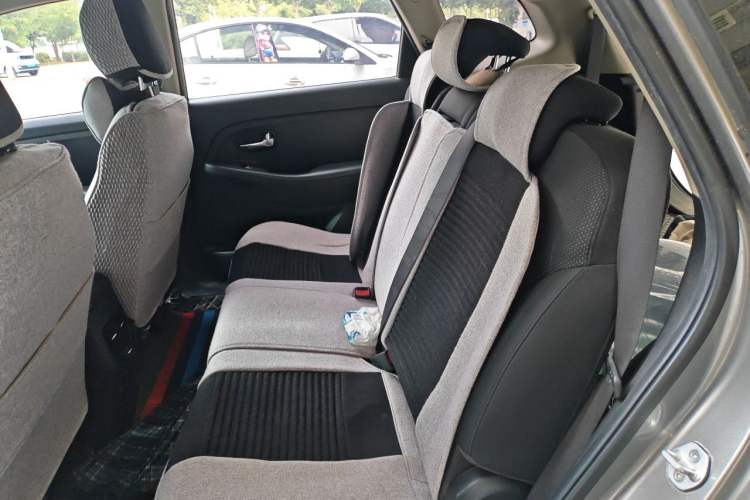 Used Kia Carens 2013 2.0L 7-Seater Automatic Standard Version China V Standard Left Rear Seat