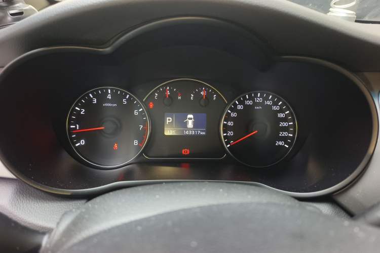 Used Kia Carens 2013 2.0L 7-Seater Automatic Standard Version China IV Standard Odometer Close Up