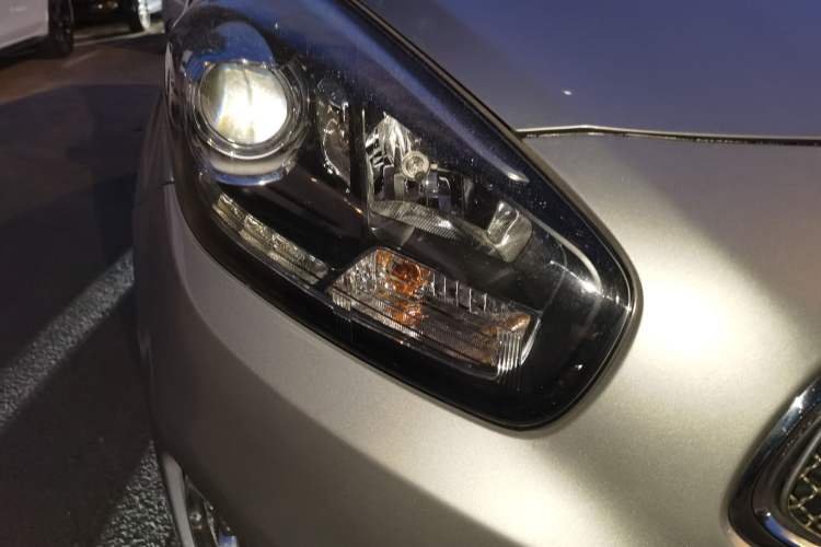 Used Kia Carens 2013 2.0L 5-Seater Automatic Comfort Version China IV Standard Right Front Headlight