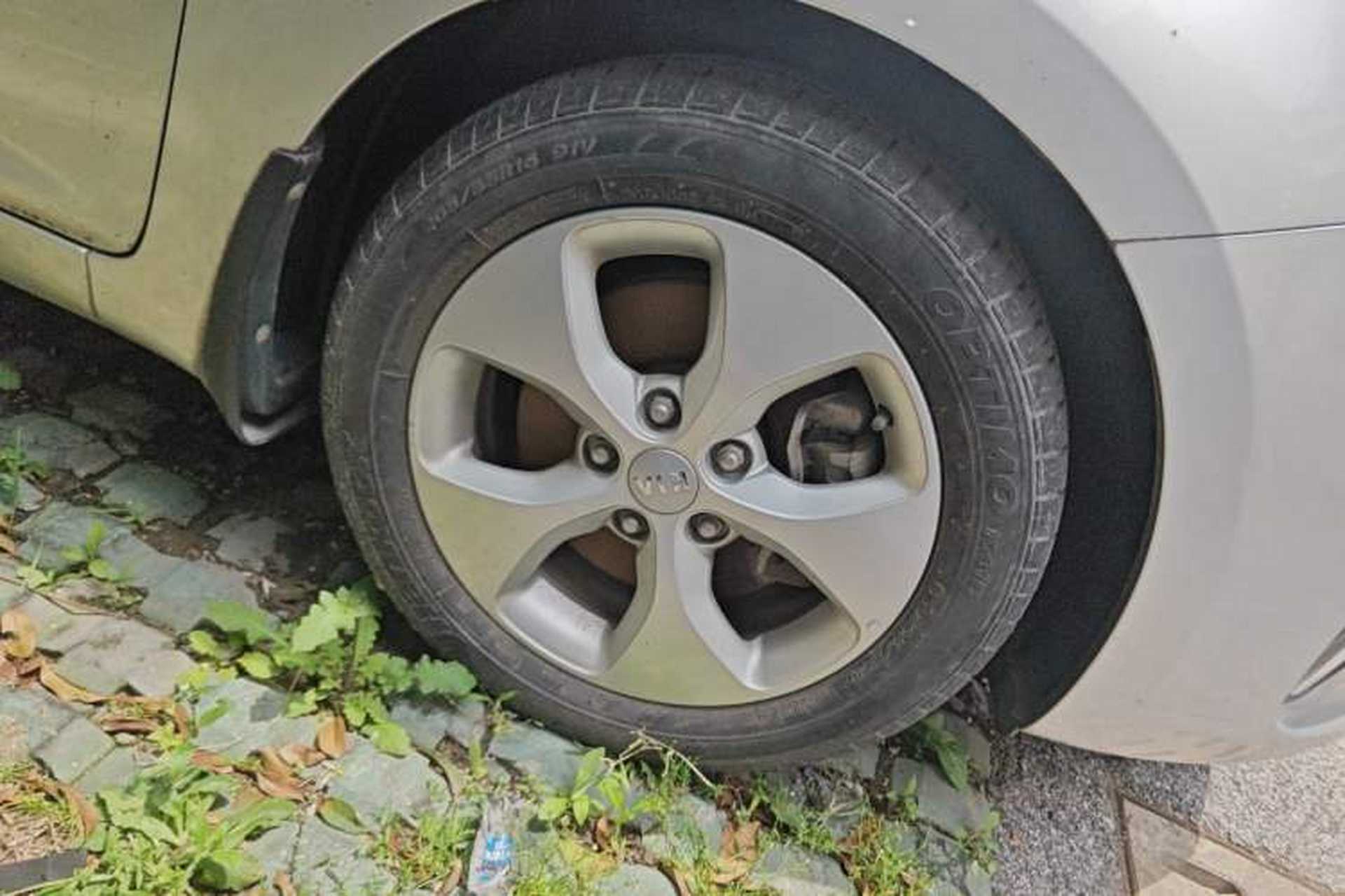Used Kia Carens 2013 2.0L 7-Seater Automatic Standard Version China IV Standard Right Front Wheel Hub