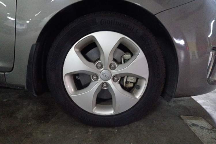 Used Kia Carens 2013 2.0L 7-Seater Automatic Comfort Edition China V Standard Right Front Wheel Hub