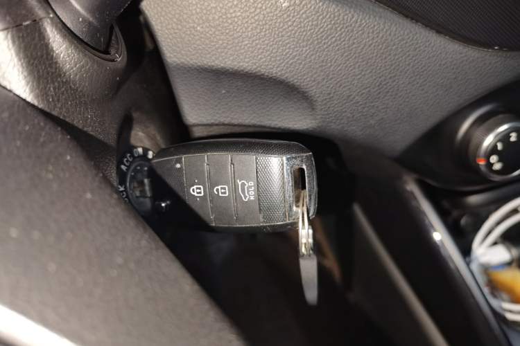 Used Kia Carens 2013 2.0L 5-Seater Automatic Comfort Version China IV Standard Vehicle Key