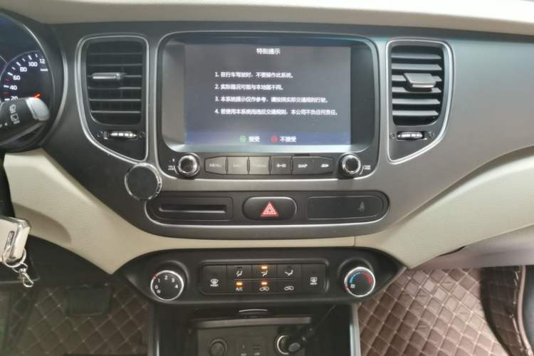 Used Kia Carens 2013 2.0L 7-Seater Automatic Standard Version China IV Standard Audio And AC Panel