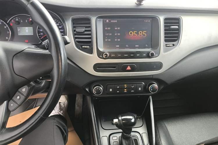 Used Kia Carens 2013 2.0L 7-Seater Automatic Standard Version China IV Standard Audio And AC Panel