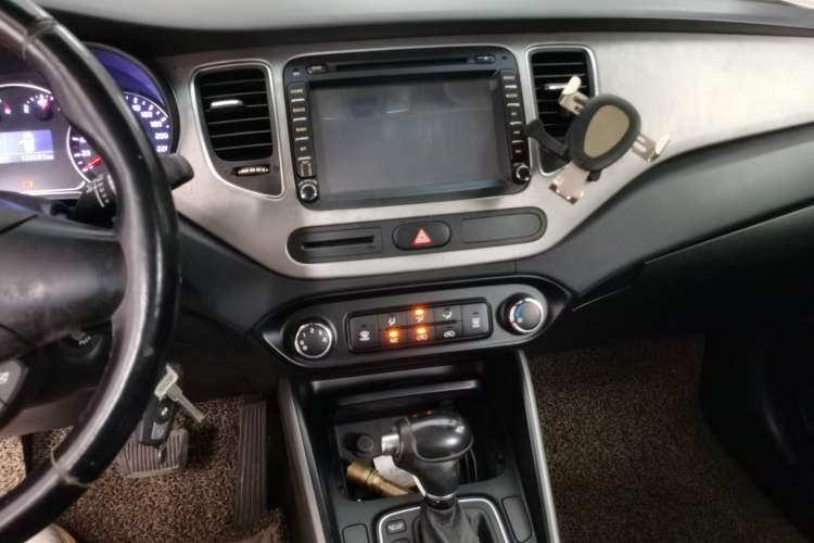 Used Kia Carens 2013 2.0L 7-Seater Automatic Standard Version China IV Standard Audio And AC Panel