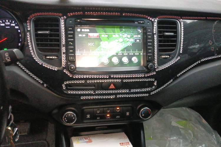 Used Kia Carens 2013 2.0L 7-Seater Automatic Comfort Edition China IV Standard Audio And AC Panel