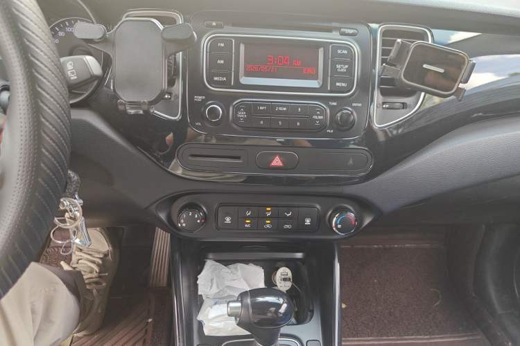 Used Kia Carens 2013 2.0L 7-Seater Automatic Comfort Edition China V Standard Audio And AC Panel