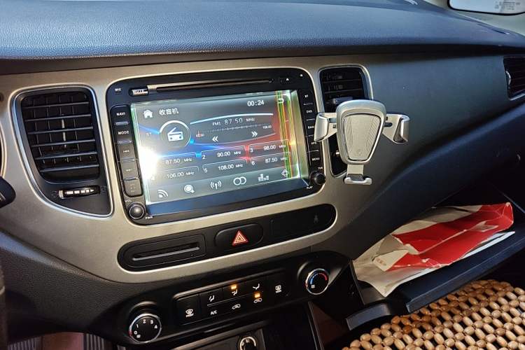 Used Kia Carens 2013 2.0L 5-Seater Automatic Standard Version China IV Standard Audio And AC Panel