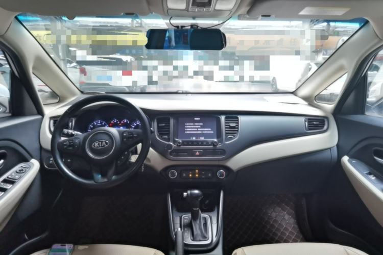 Used Kia Carens 2013 2.0L 7-Seater Automatic Standard Version China IV Standard Center Console