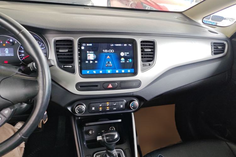 Used Kia Carens 2013 2.0L 7-Seater Automatic Standard Version China IV Standard Center Console