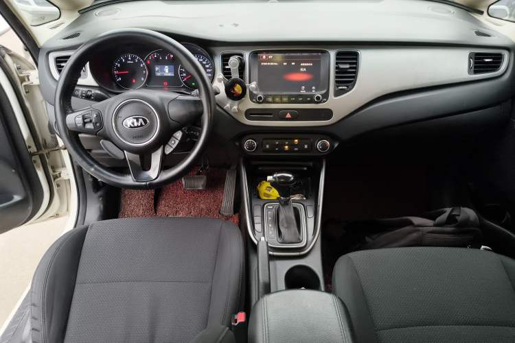 Used Kia Carens 2013 2.0L 7-Seater Automatic Standard Version China IV Standard Center Console