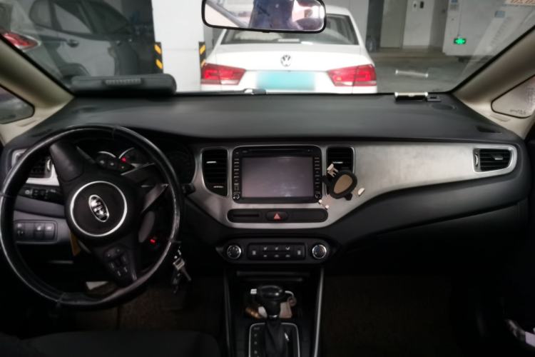 Used Kia Carens 2013 2.0L 7-Seater Automatic Standard Version China IV Standard Center Console