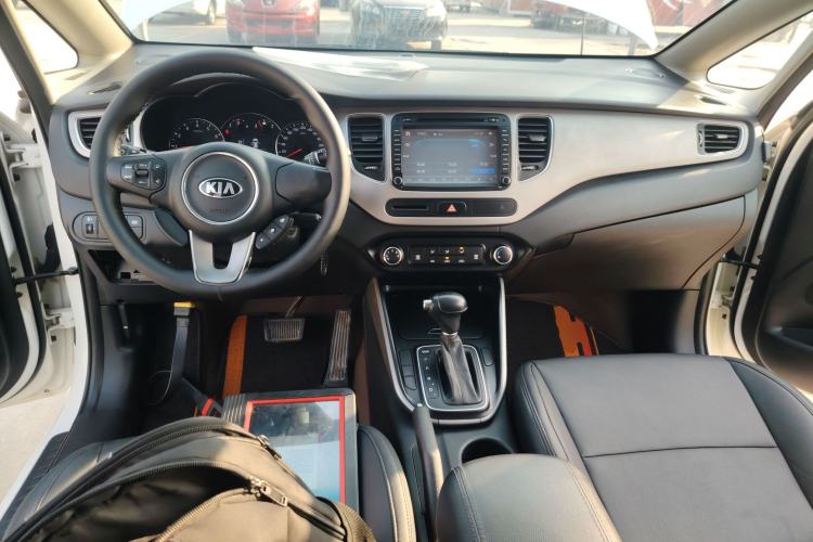 Used Kia Carens 2013 2.0L 5-Seater Automatic Standard Version China IV Standard Center Console