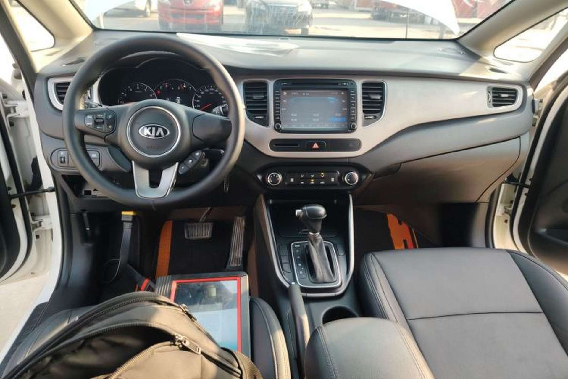 Used Kia Carens 2013 2.0L 5-Seater Automatic Standard Version China IV Standard Center Console