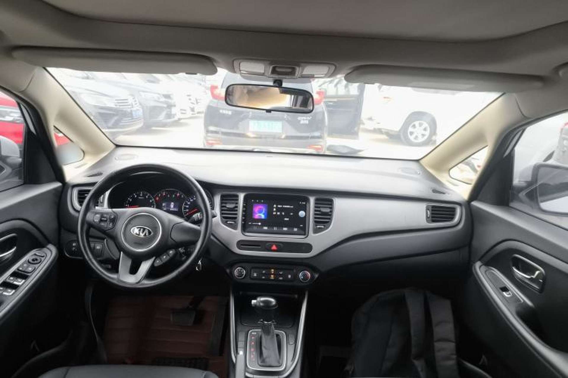 Used Kia Carens 2013 2.0L 5-Seater Automatic Standard Version China IV Standard Center Console