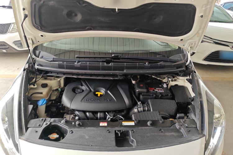 Used Kia Carens 2013 2.0L 7-Seater Automatic Standard Version China IV Standard Engine Bay