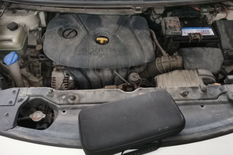 Used Kia Carens 2013 2.0L 7-Seater Automatic Standard Version China IV Standard Engine Bay