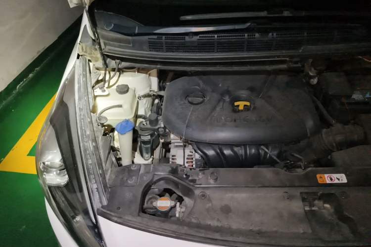 Used Kia Carens 2013 2.0L 7-Seater Automatic Comfort Edition China IV Standard Engine Bay Right