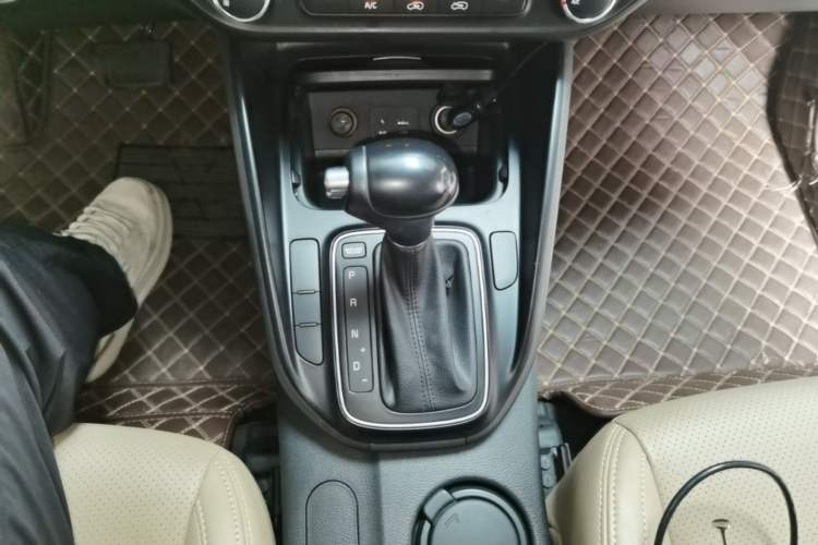 Used Kia Carens 2013 2.0L 7-Seater Automatic Standard Version China IV Standard Gear Lever