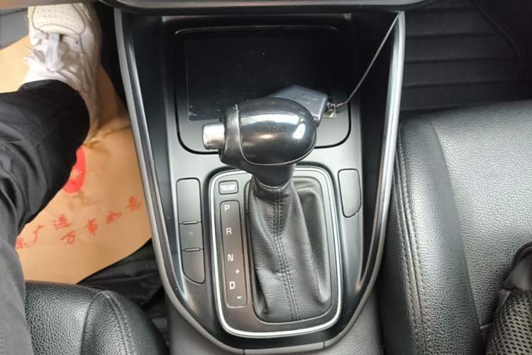Used Kia Carens 2013 2.0L 7-Seater Automatic Standard Version China IV Standard Gear Lever
