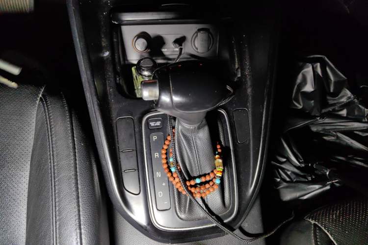 Used Kia Carens 2013 2.0L 5-Seater Automatic Comfort Version China IV Standard Gear Lever