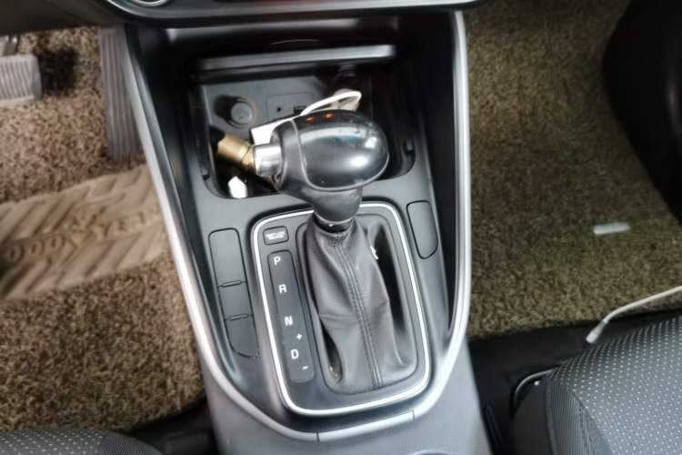 Used Kia Carens 2013 2.0L 7-Seater Automatic Standard Version China IV Standard Gear Lever