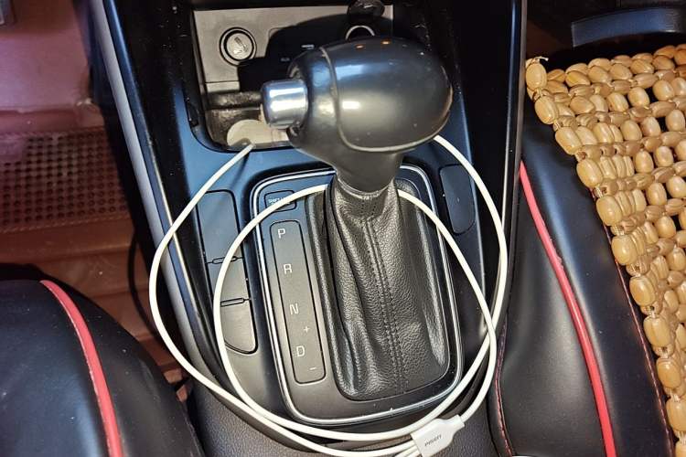 Used Kia Carens 2013 2.0L 5-Seater Automatic Standard Version China IV Standard Gear Lever