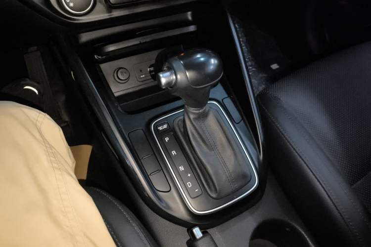 Used Kia Carens 2013 2.0L 7-Seater Automatic Comfort Edition China V Standard Gear Lever