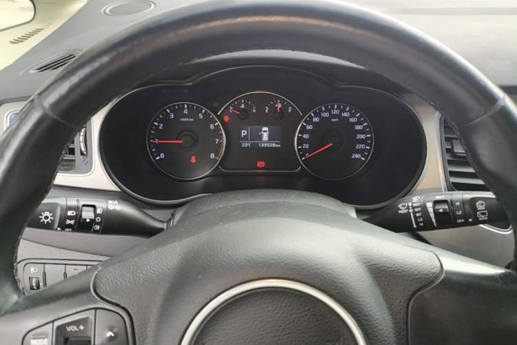 Used Kia Carens 2013 2.0L 7-Seater Automatic Standard Version China IV Standard Instrument Cluster