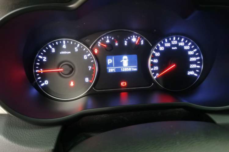 Used Kia Carens 2013 2.0L 7-Seater Automatic Standard Version China IV Standard Instrument Cluster