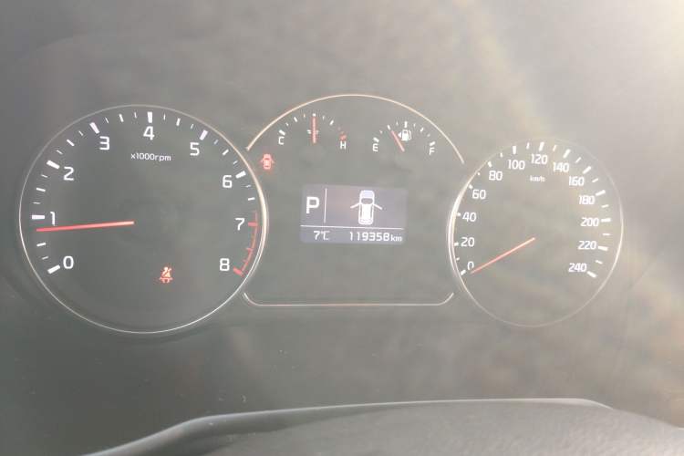 Used Kia Carens 2013 2.0L 5-Seater Automatic Standard Version China IV Standard Instrument Cluster