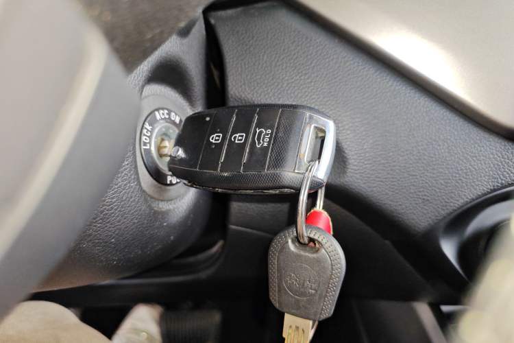 Used Kia Carens 2013 2.0L 7-Seater Automatic Standard Version China IV Standard Interior 1