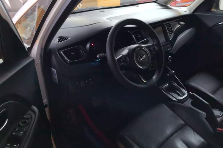 Used Kia Carens 2013 2.0L 7-Seater Automatic Comfort Edition China IV Standard Interior 2